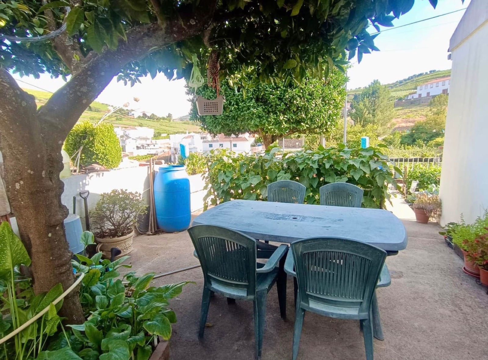 Espaço exterior com mesa