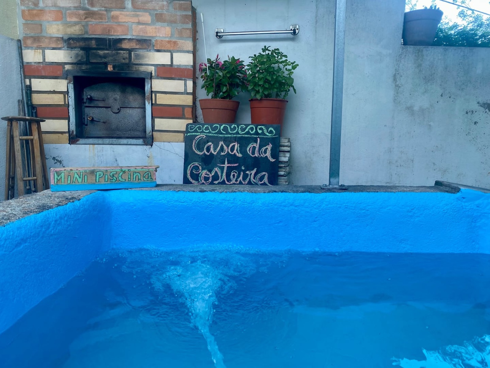 Mini piscina para as crianças, no pátio